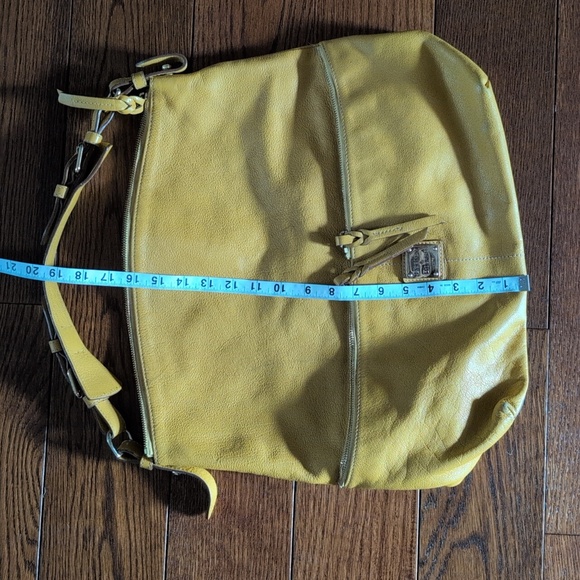 Dooney & Bourke - RARE Vintage Leather Soft & Slouchy Hobo Bag in Mustard Yellow - Picture 5 of 6